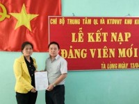 Lễ kết nạp Đảng viên mới năm 2017 Chi bộ Trung tâm quản lý và khai thác dịch vụ hạ tầng khu kinh tế