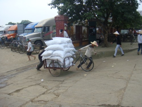 Xe chờ làm thủ tục xuất, nhập khẩu hàng tại cửa khẩu Tà Lùng