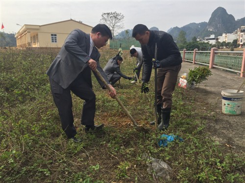 Lãnh đạo ban tham gia trồng cây tại khuôn viên nhà trạm kiểm soát liên hợp