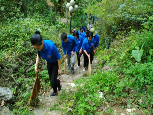 Thực hiện vệ sinh đường lên di tích Hang Kéo Quảng