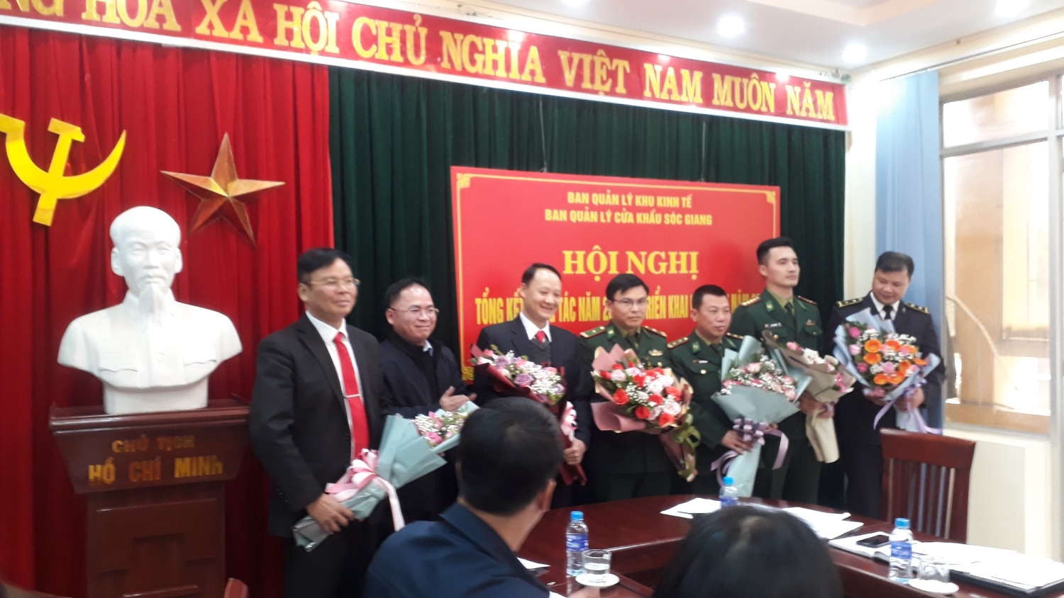 d c khanh tang hoa cho cac thanh vien